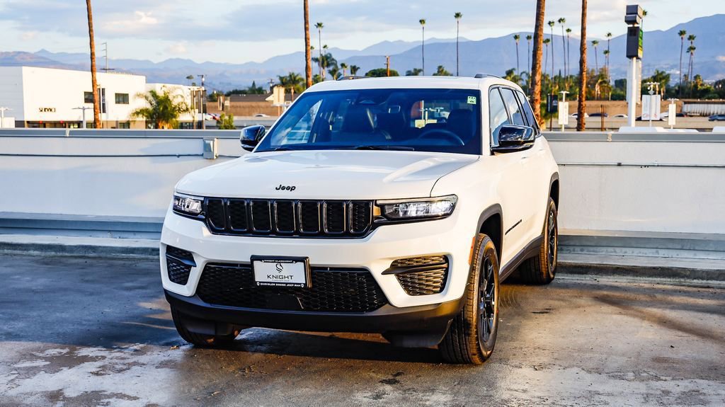 New 2025 Jeep Grand Cherokee Altitude image 4
