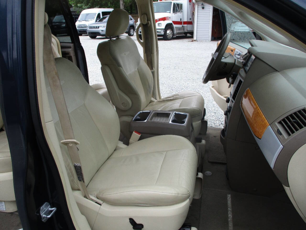 Used 2008 Chrysler Town & Country Limited w/ Entertainment Group #3 FWD image 22