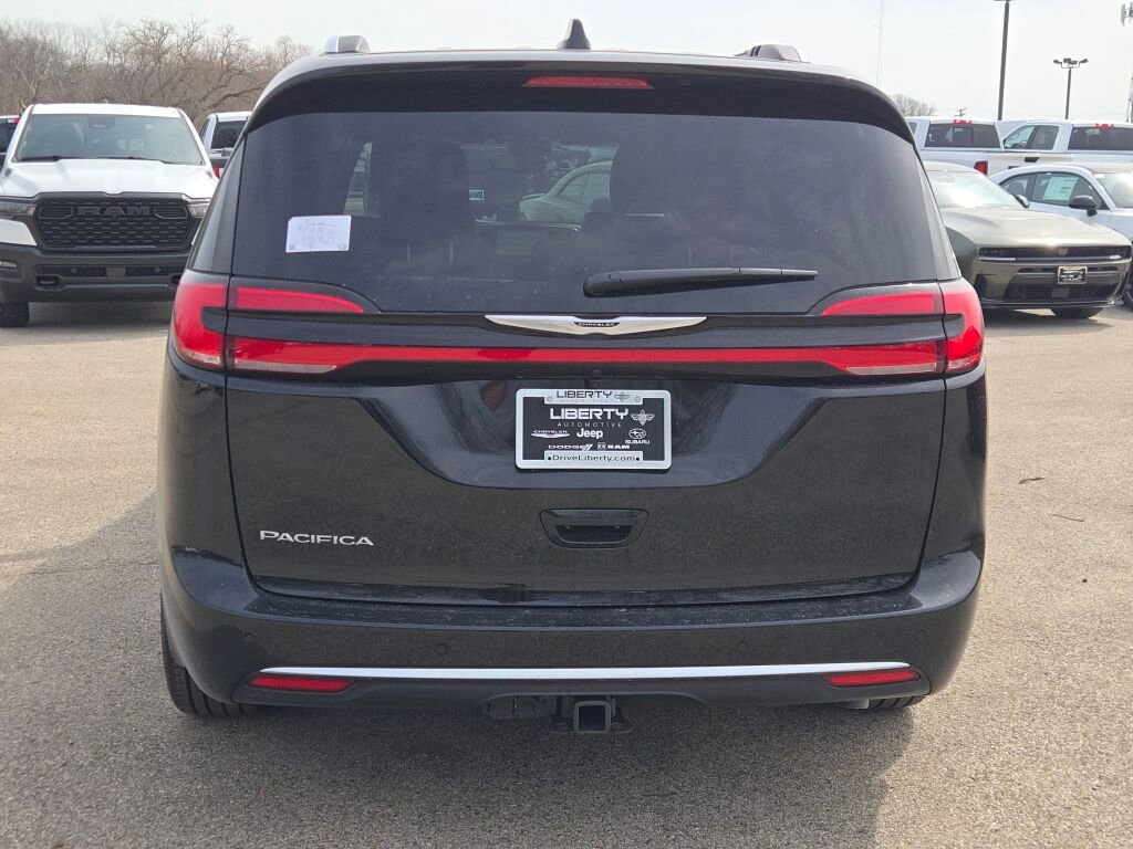 New 2026 Chrysler Pacifica Pinnacle w/ Trailer Tow Group FWD image 12