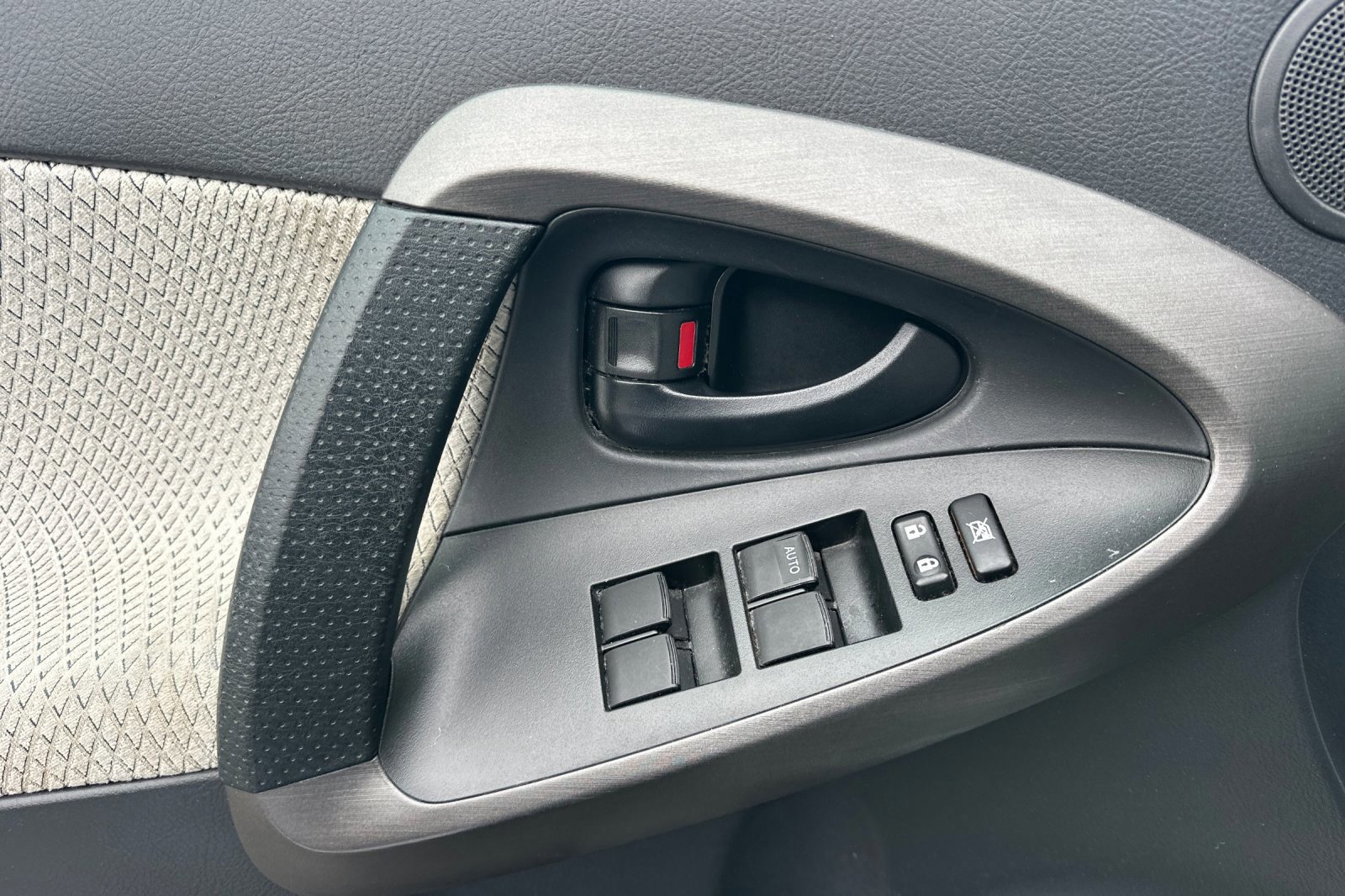 Used 2014 Toyota RAV4 EV image 11