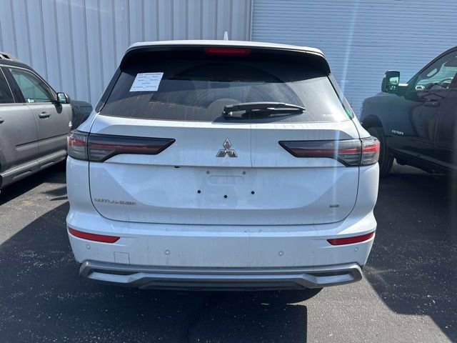 Used 2025 Mitsubishi Outlander AWD image 12