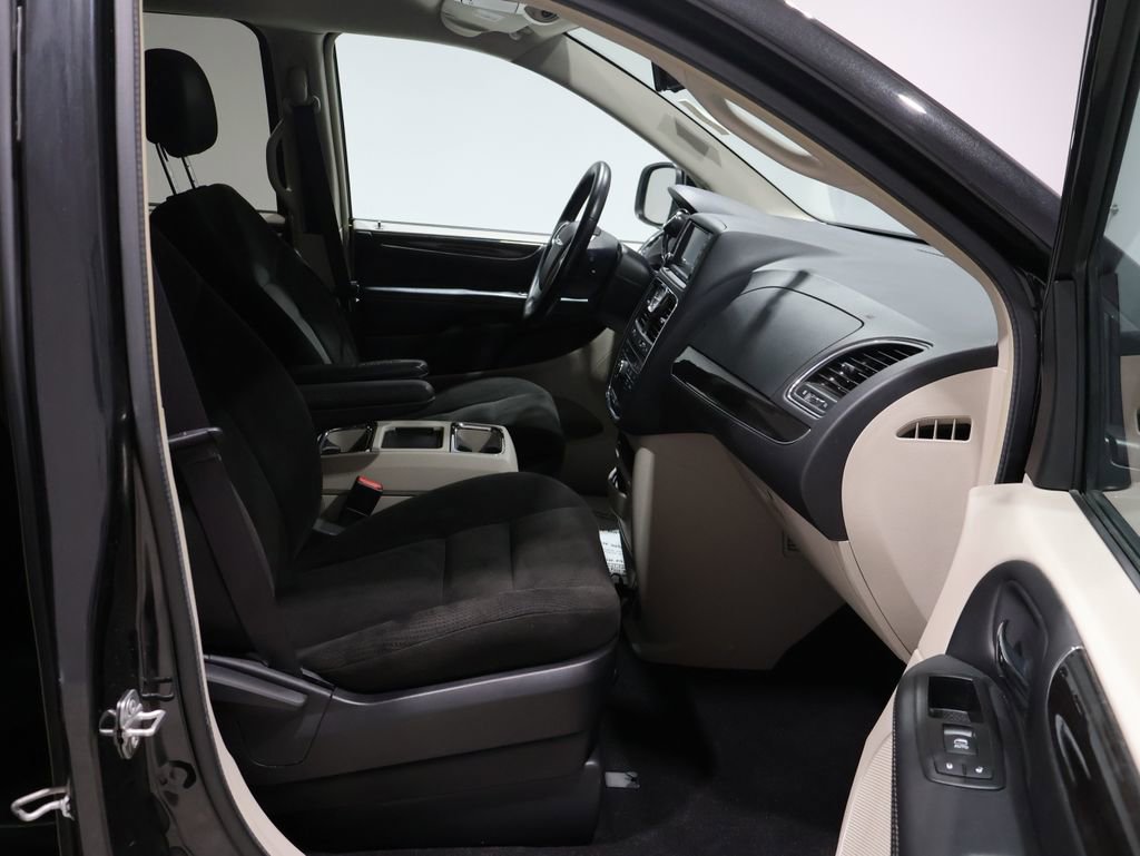 Used 2015 Chrysler Town & Country Touring image 22