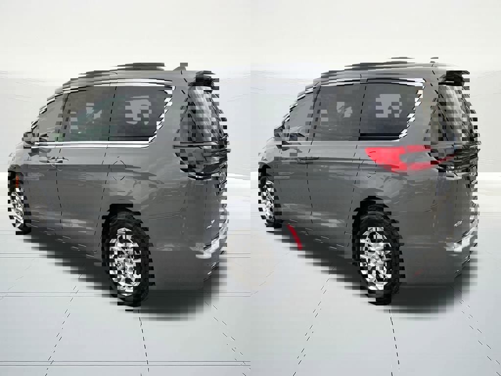 Used 2022 Chrysler Pacifica Touring-L image 3