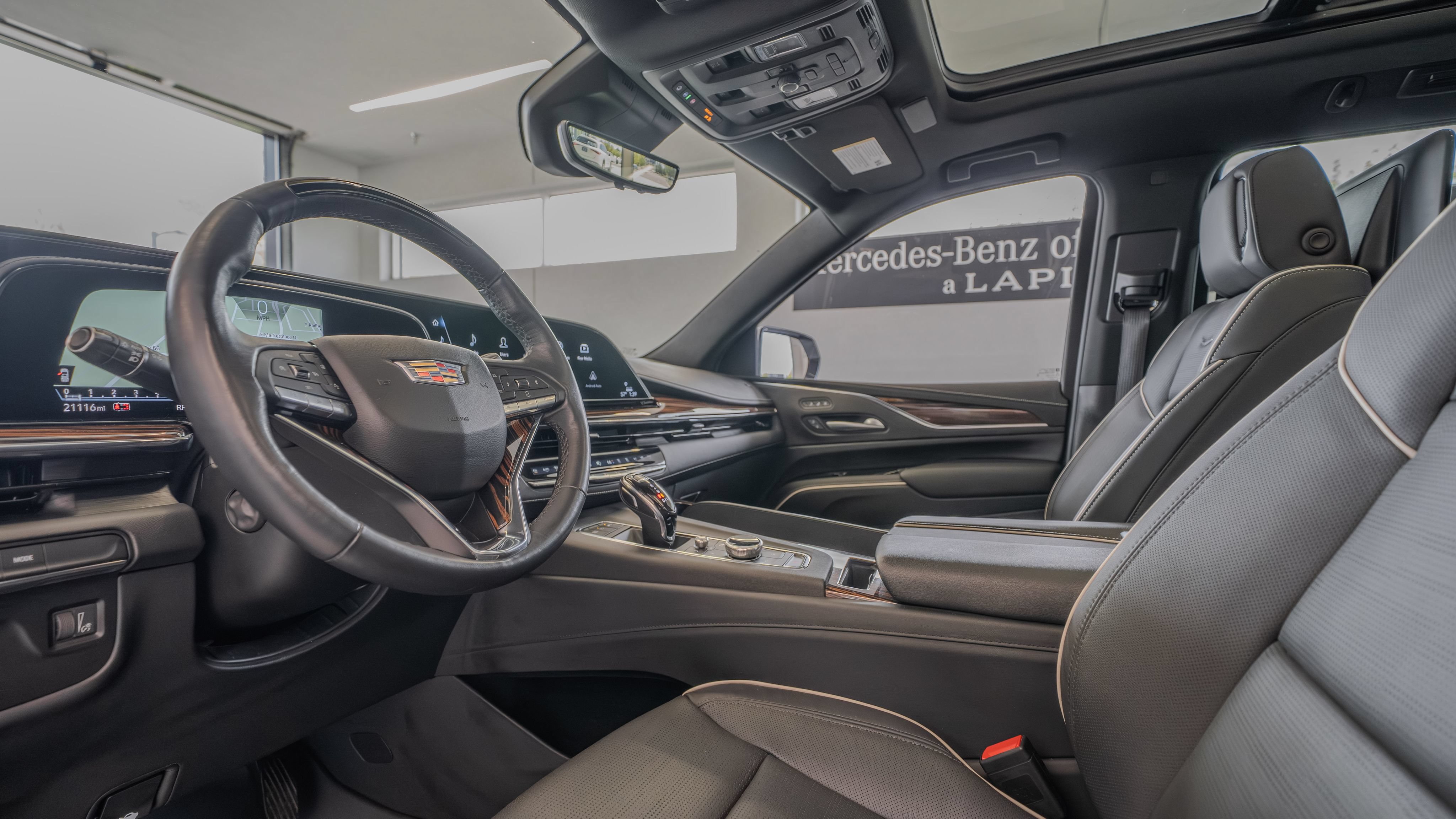 Used 2023 Cadillac Escalade Premium Luxury AWD/4WD image 6