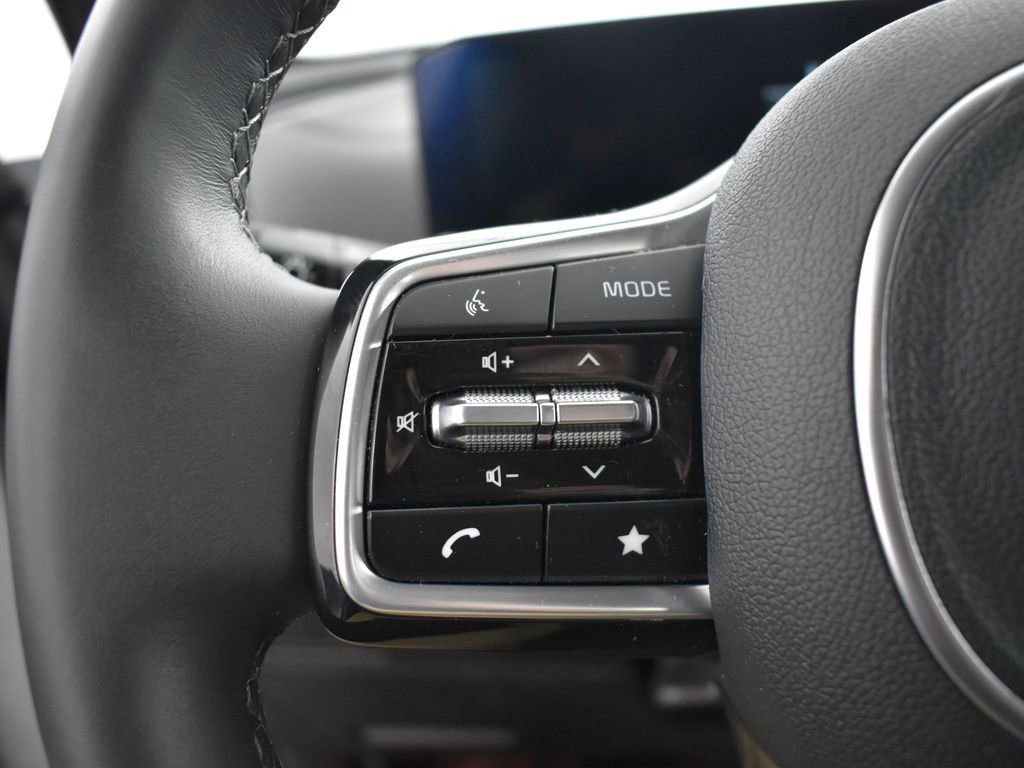 Used 2025 Kia Sorento S image 16