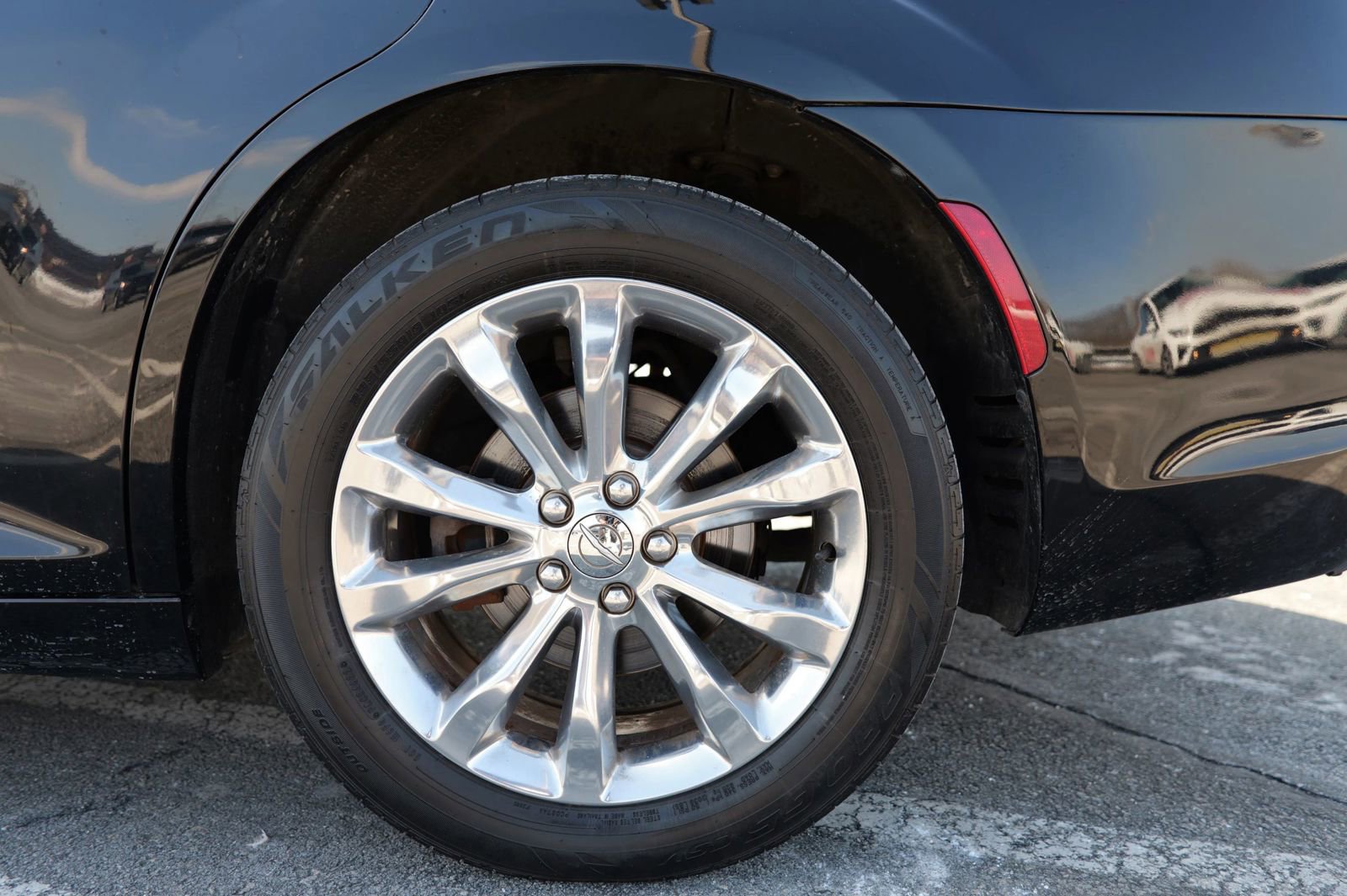 Used 2018 Chrysler 300 Limited image 16