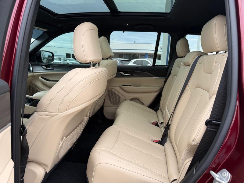 Used 2025 Jeep Grand Cherokee Limited w/ Luxury Tech Group II image 10