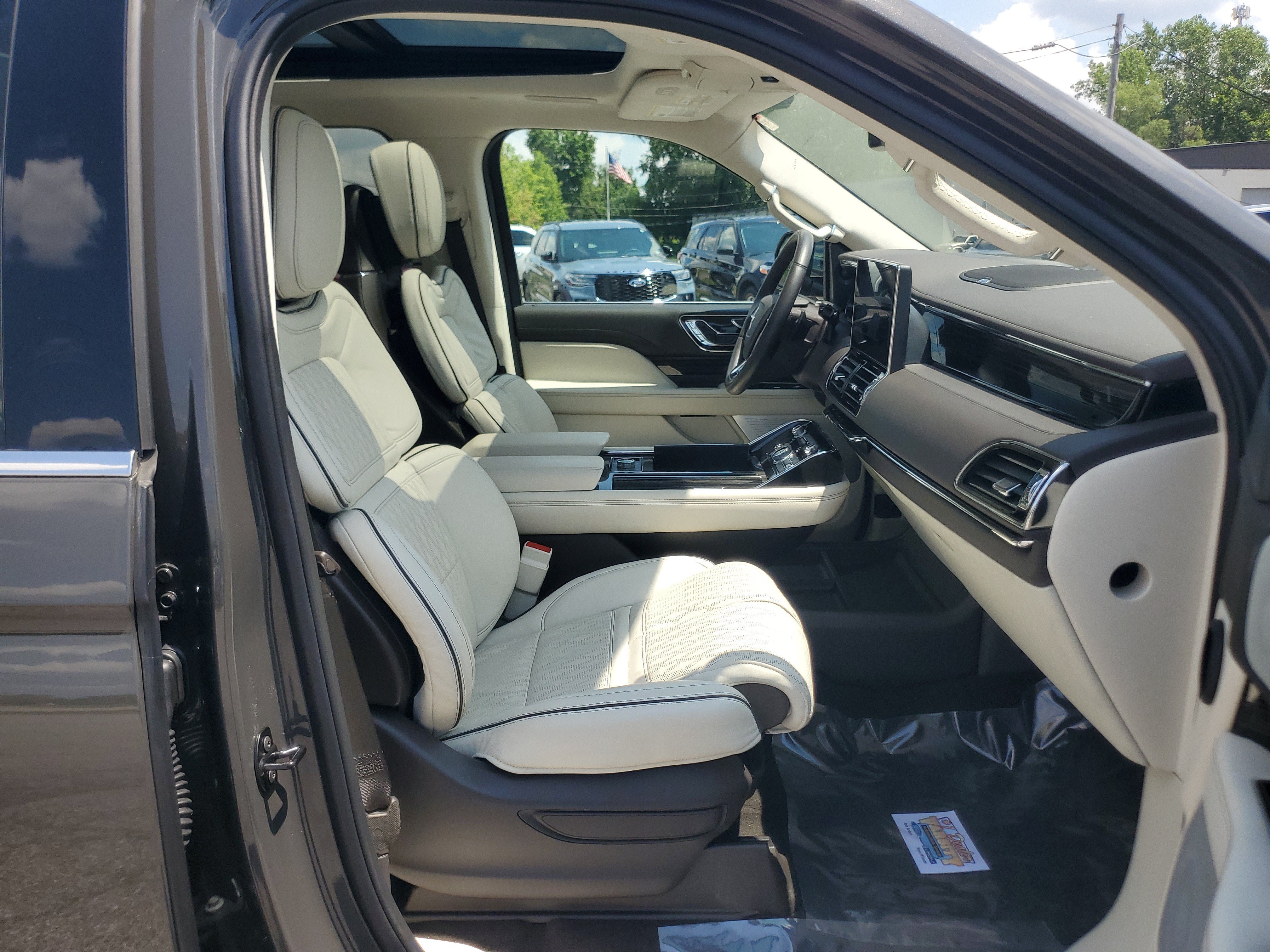 Certified 2024 Lincoln Navigator Black Label AWD/4WD image 9