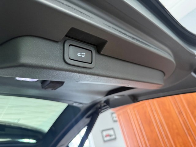 Used 2019 Land Rover Discovery HSE image 16