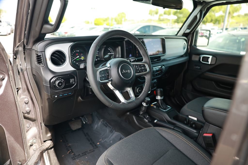 Used 2025 Jeep Wrangler Unlimited Sahara w/ Safety Group AWD/4WD image 16