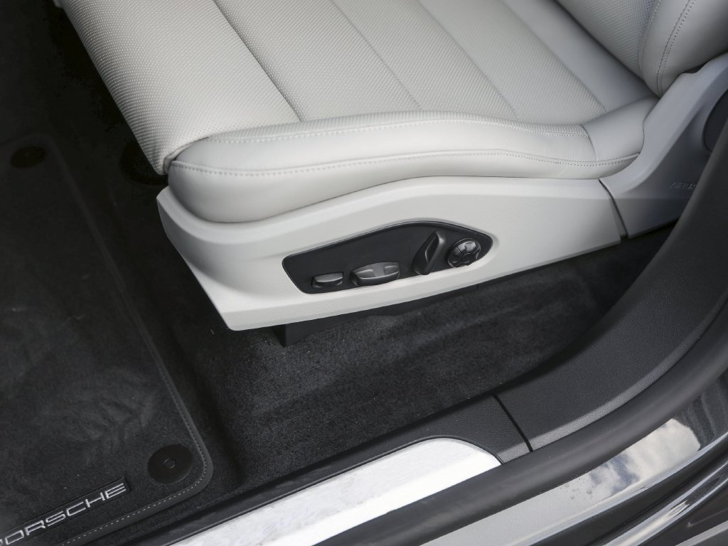 New 2026 Porsche Macan Electric RWD image 15