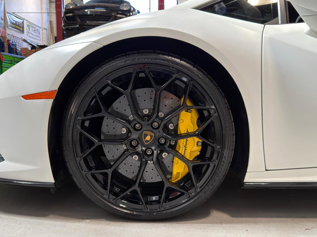 Used 2022 Lamborghini Huracan EVO image 11