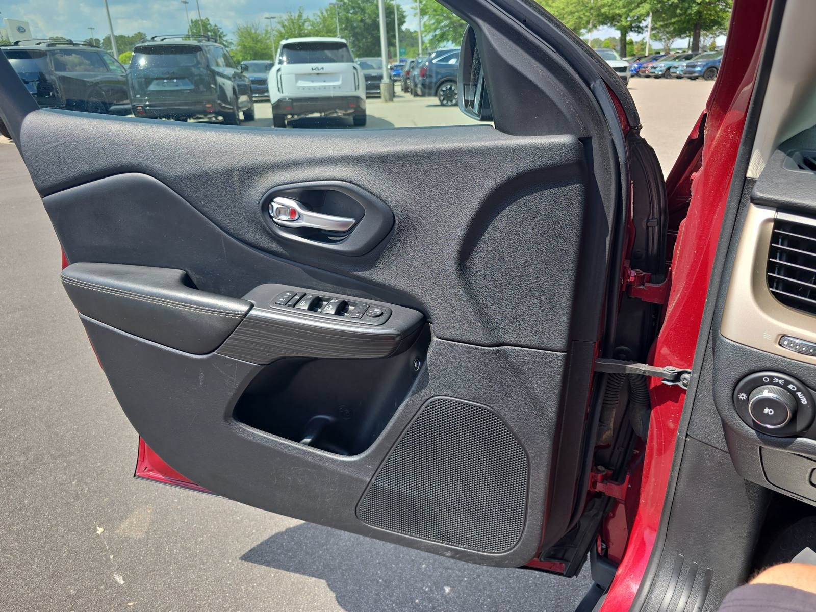 Used 2016 Jeep Cherokee Limited FWD image 27