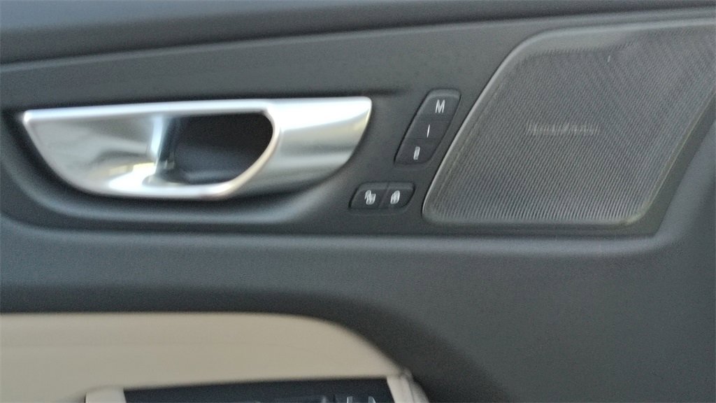 New 2026 Volvo XC60 B5 Plus w/ Climate Package image 9