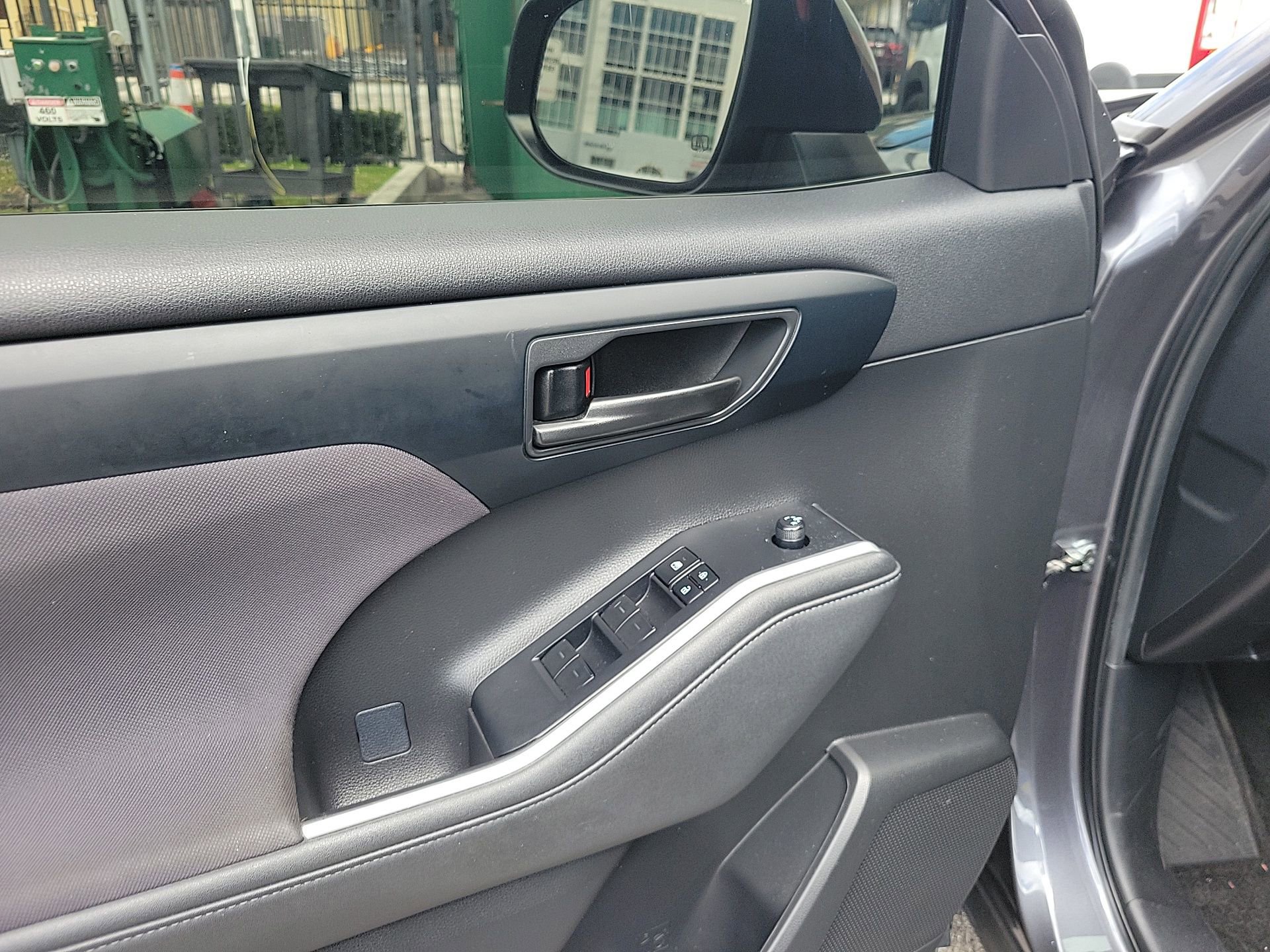 Used 2023 Toyota Highlander L image 25