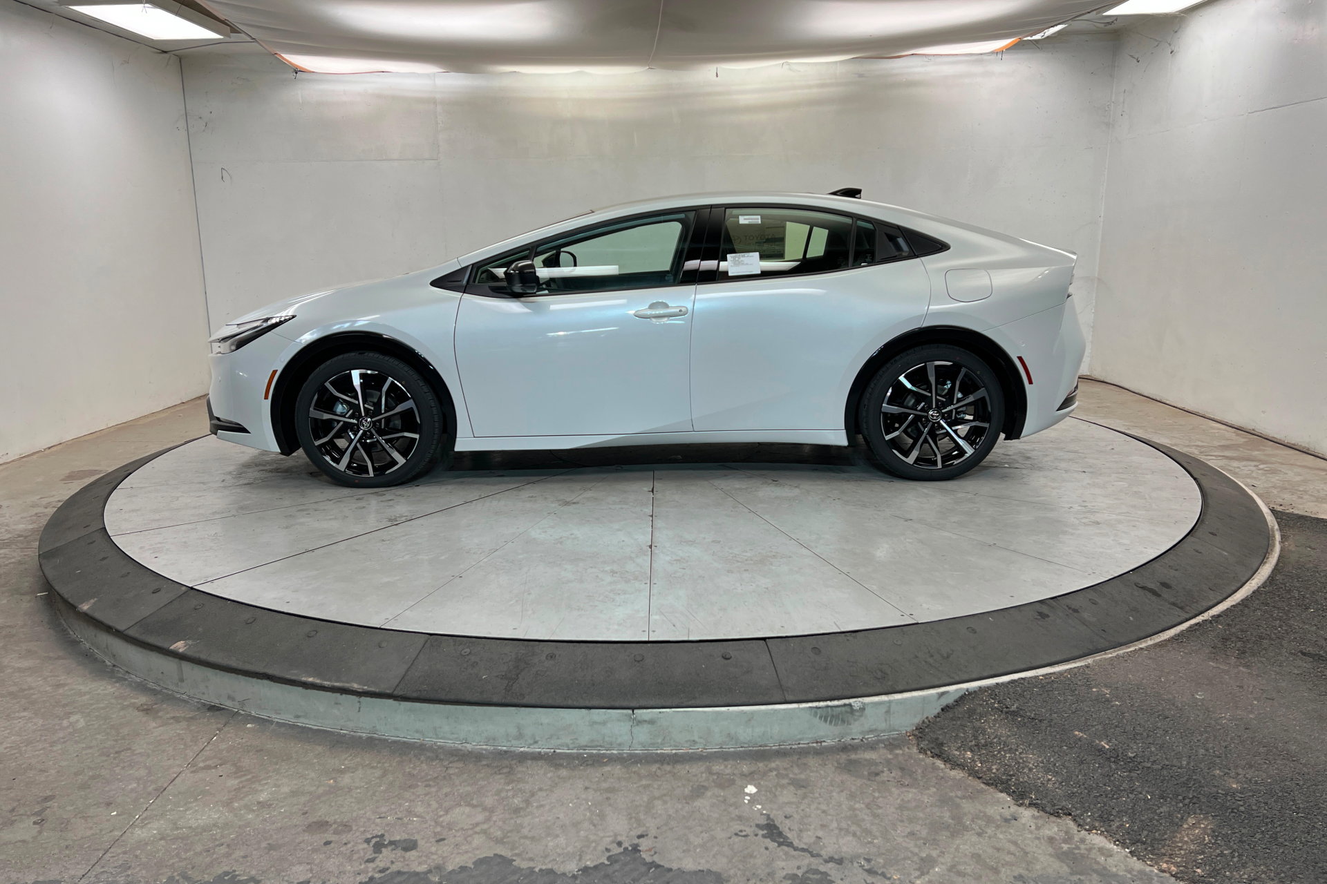 New 2026 Toyota Prius Plug-In Hybrid FWD image 2