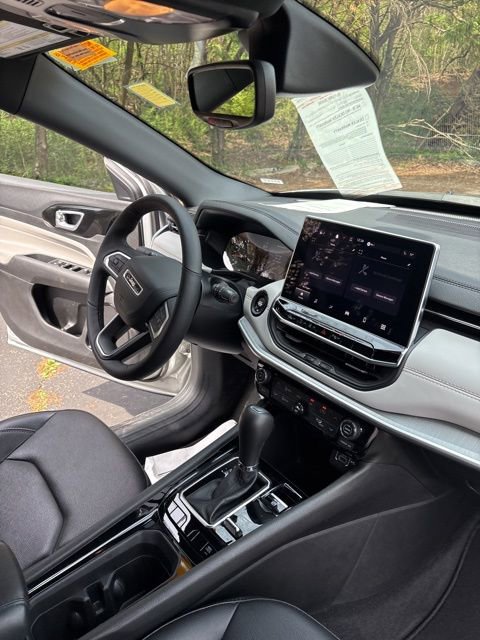 Used 2025 Jeep Compass Limited image 22