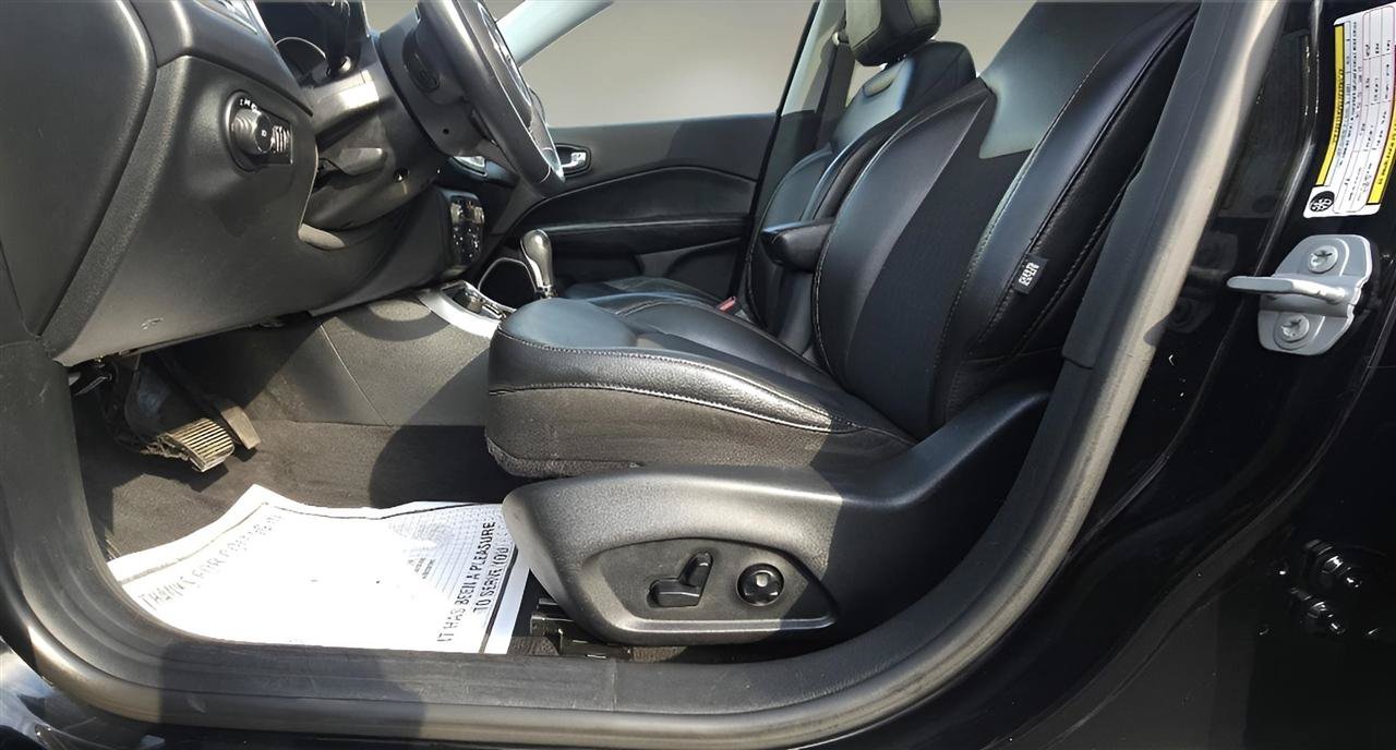 Used 2018 Jeep Compass Latitude w/ Popular Equipment Group AWD/4WD image 11