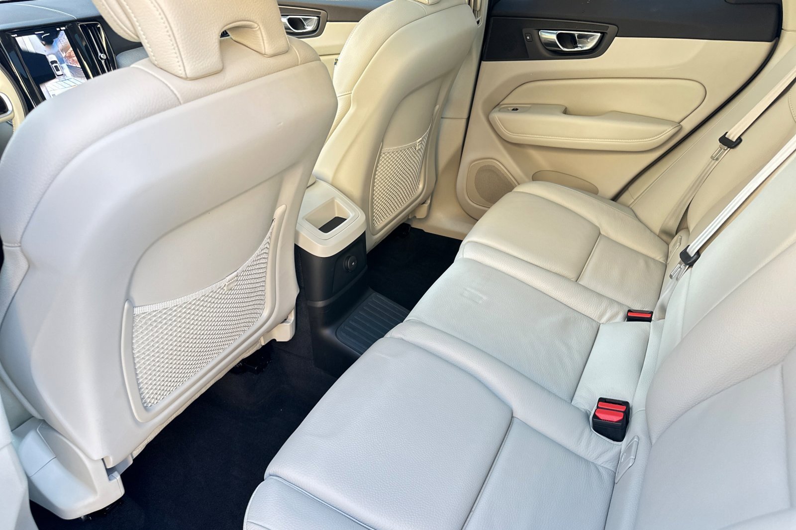 Certified 2025 Volvo XC60 T8 Plus w/ Protection Package Premier image 12