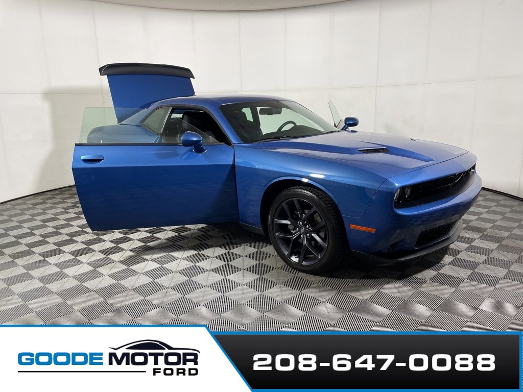 Used 2023 Dodge Challenger SXT w/ Blacktop Package image 9