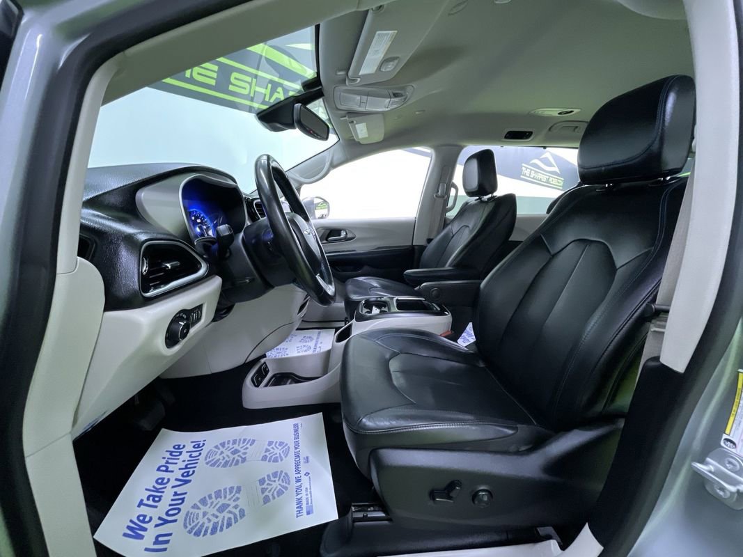 Used 2021 Chrysler Pacifica Touring-L image 15