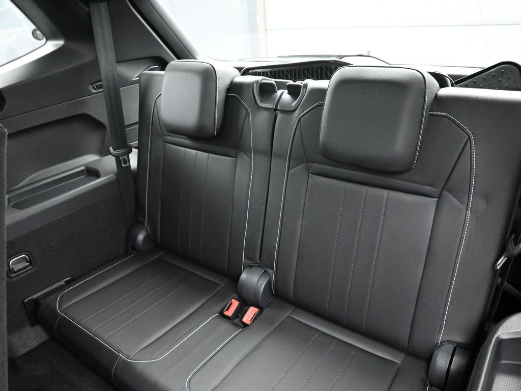 Used 2023 Volkswagen Tiguan SE R-Line image 31