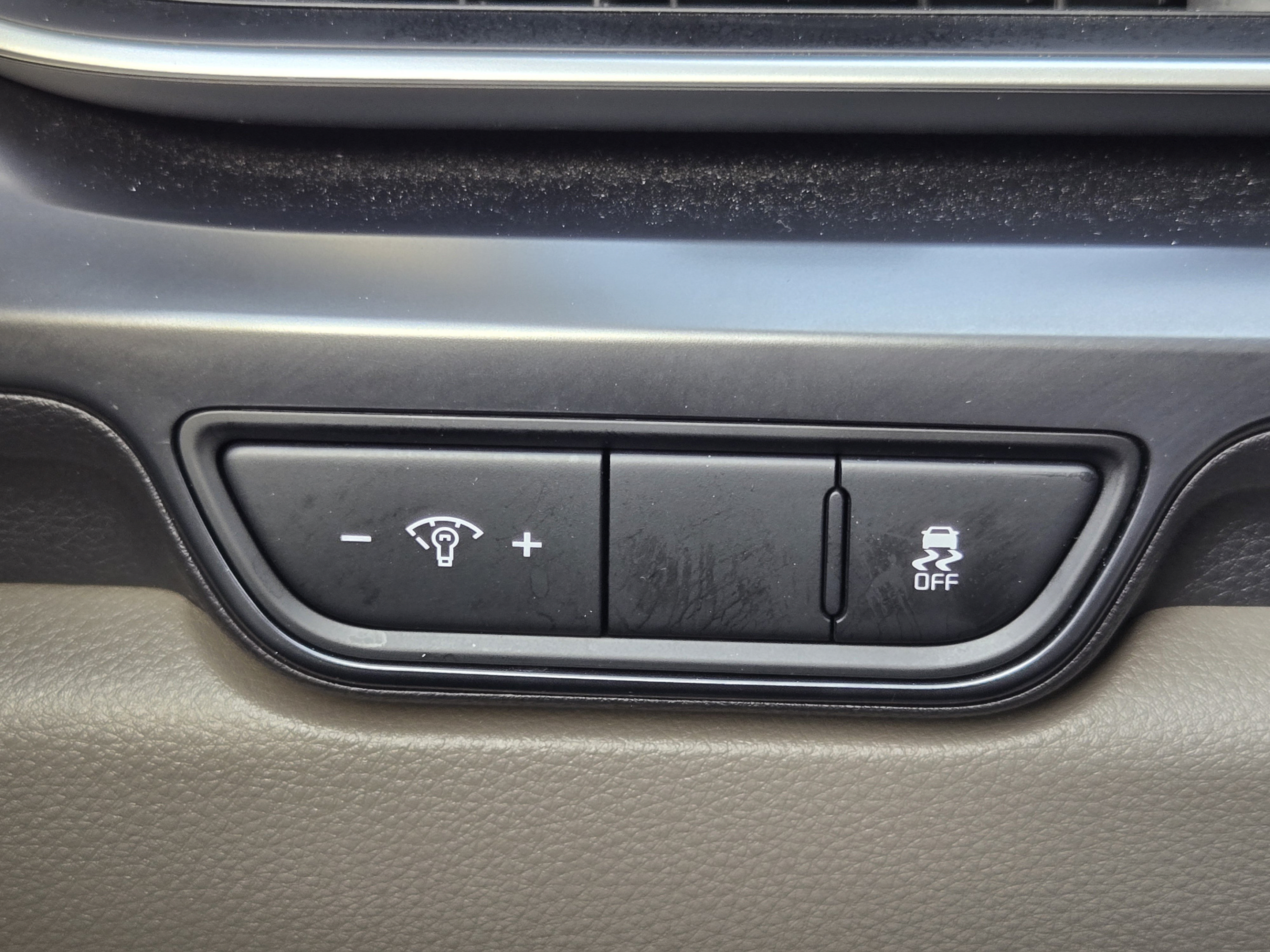 Used 2025 Kia Carnival FWD image 19