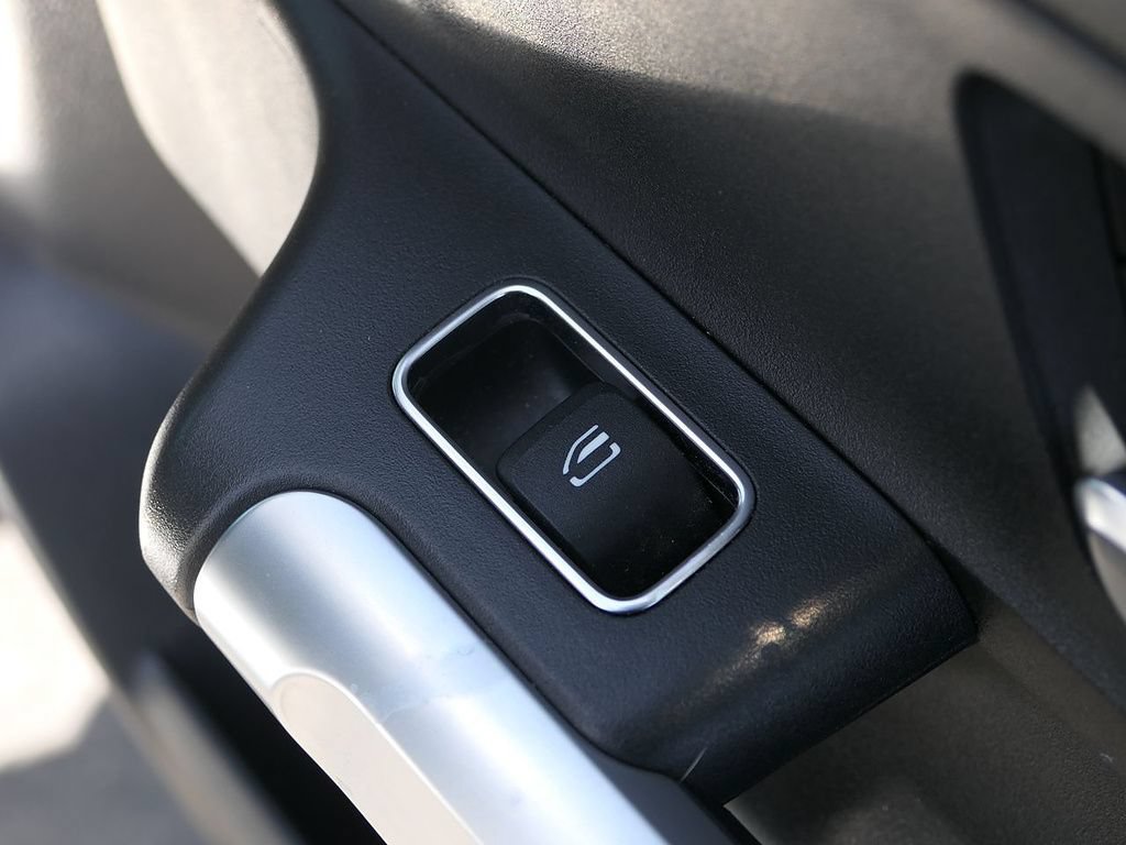 Used 2025 Mercedes-Benz GLB 250 4MATIC image 26