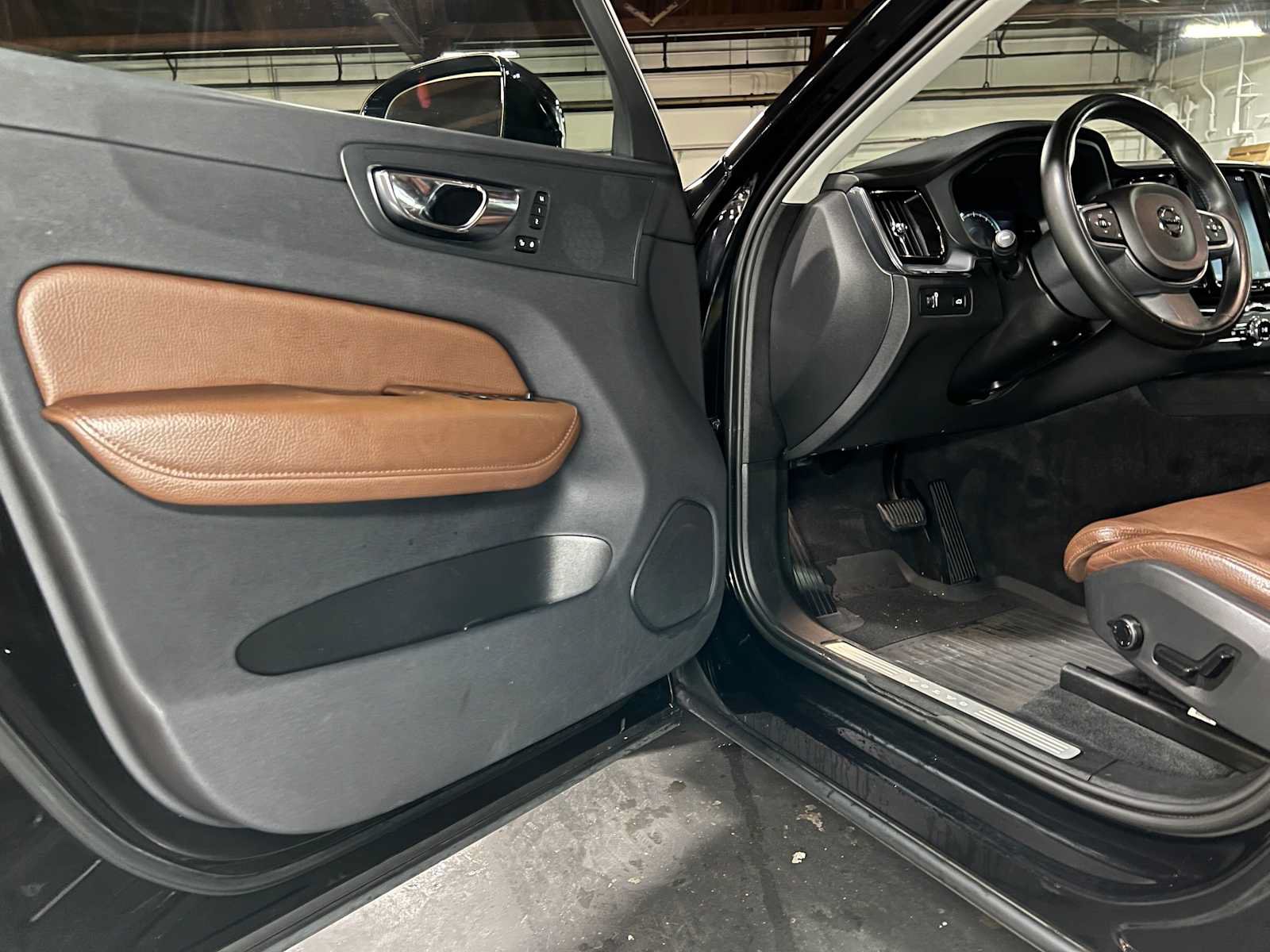 Used 2019 Volvo XC60 T5 Momentum w/ Protection Package Premier AWD/4WD image 25