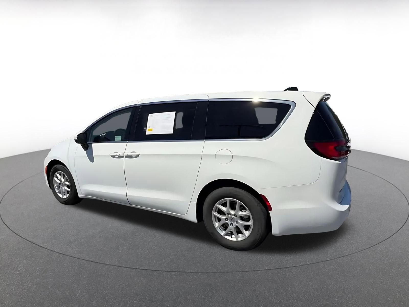 Used 2023 Chrysler Pacifica Touring-L image 10