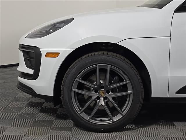 Certified 2025 Porsche Macan image 11