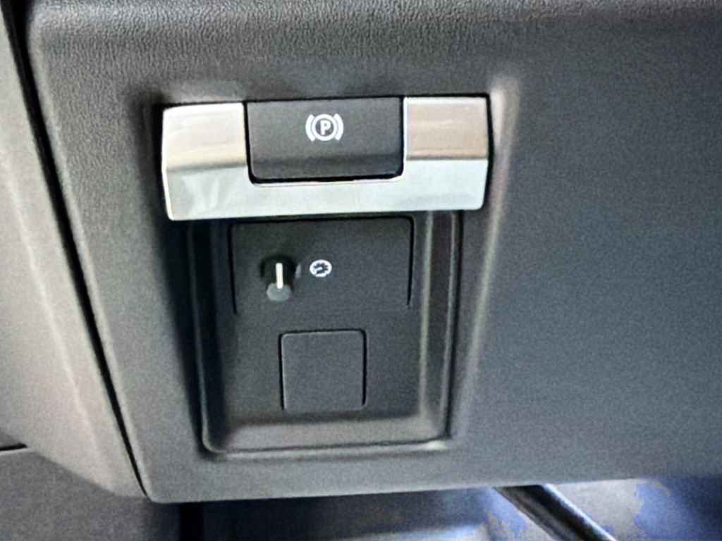 Used 2025 Land Rover Defender 130 X-Dynamic SE AWD/4WD image 11