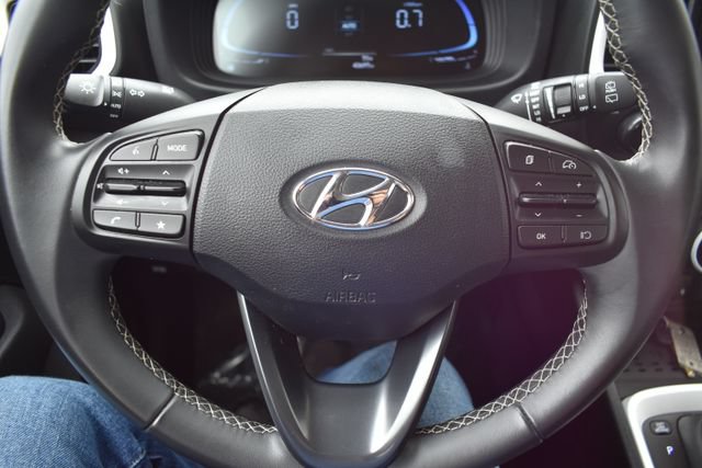 Used 2025 Hyundai Venue Limited FWD image 15