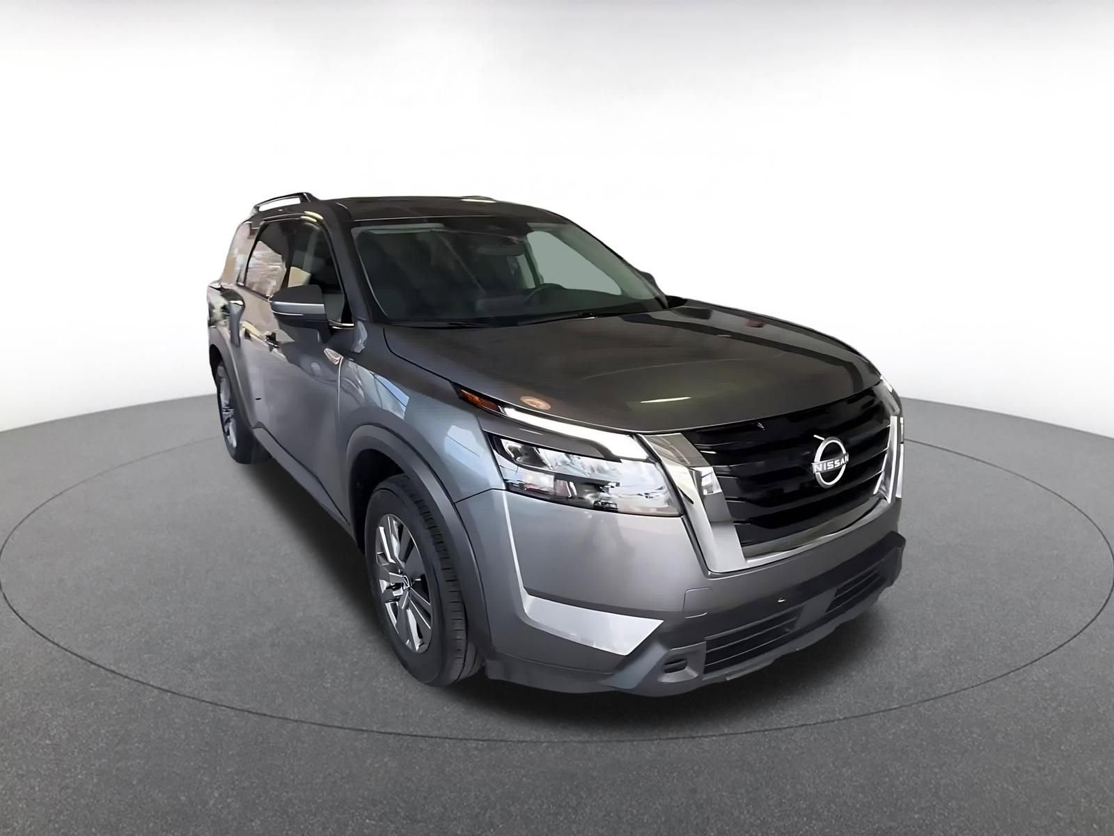 Used 2025 Nissan Pathfinder SV image 3