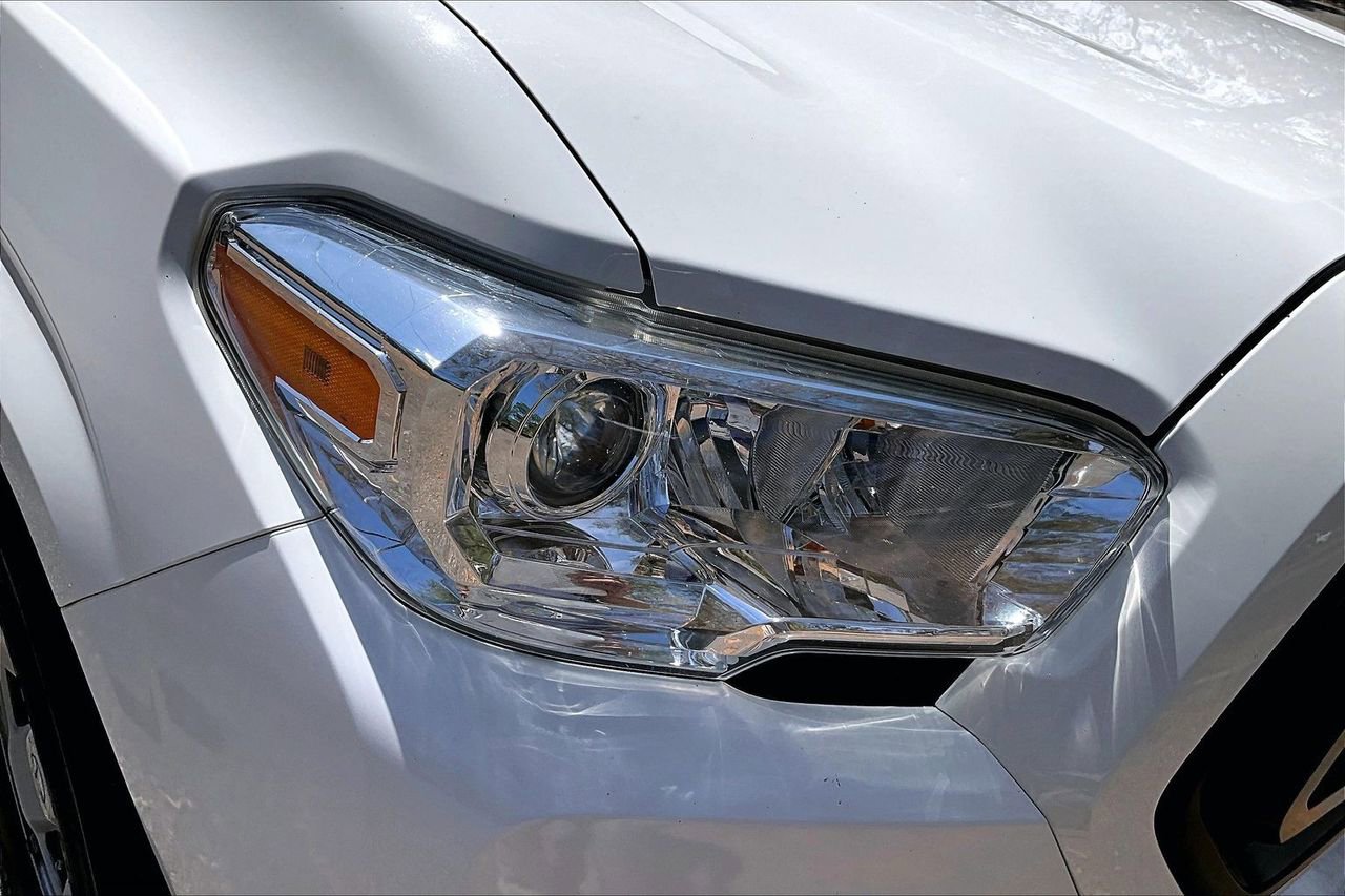 Used 2020 Toyota Tacoma SR AWD/4WD image 31