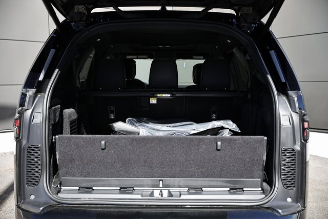 New 2025 Land Rover Discovery Metropolitan Edition image 37