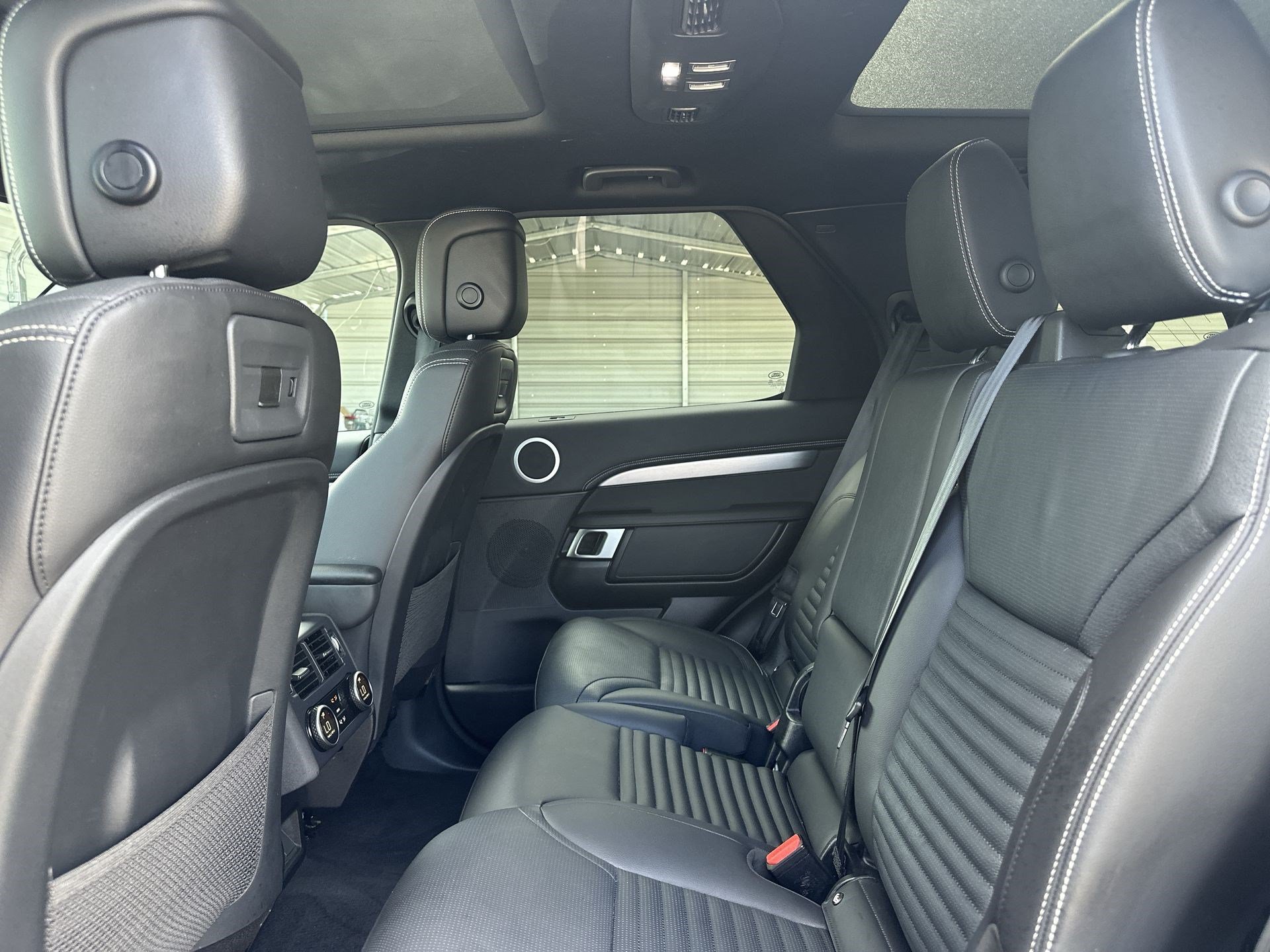 Used 2024 Land Rover Discovery Dynamic SE AWD/4WD image 22
