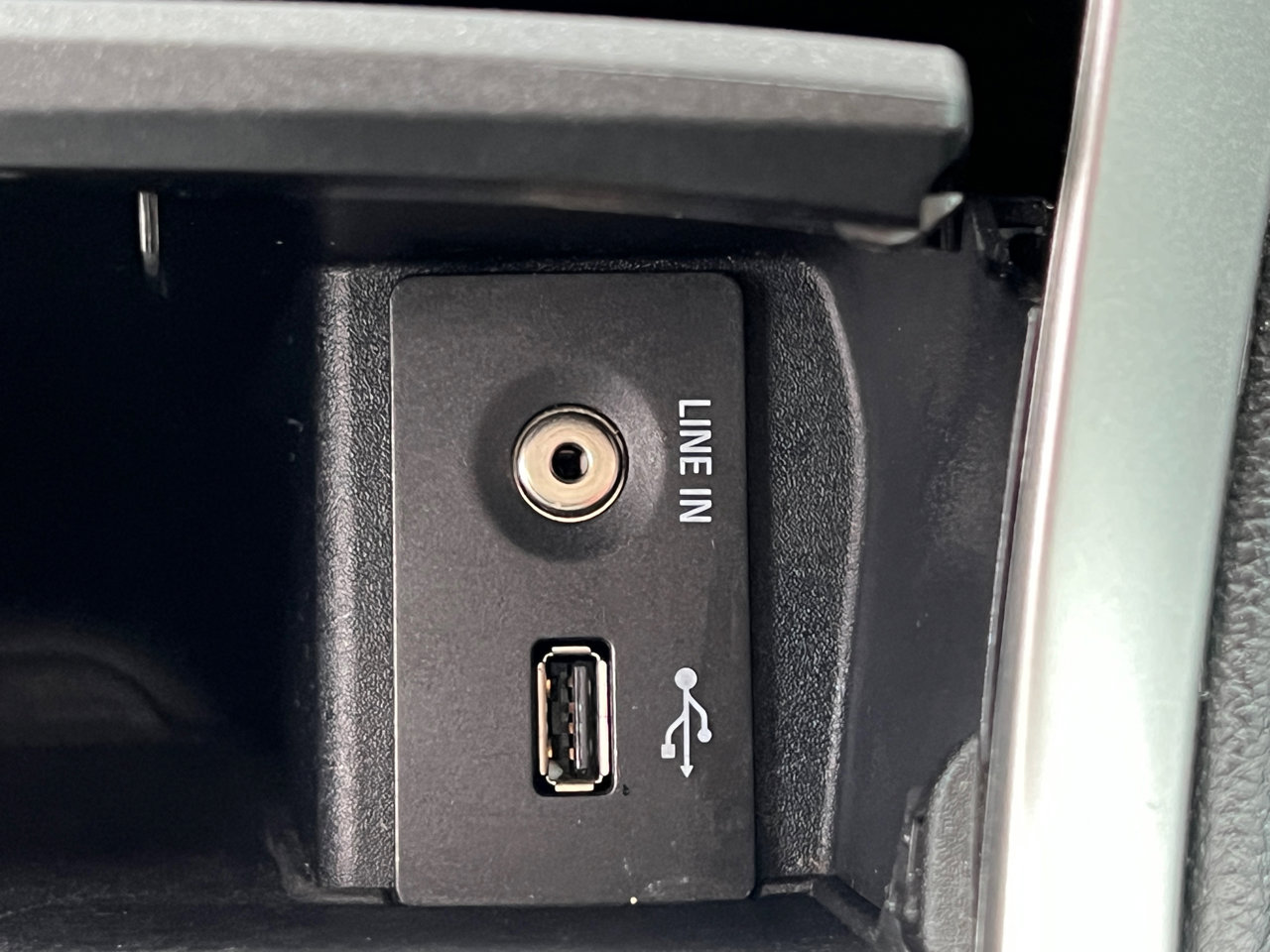 Used 2015 Ford Edge SEL image 32