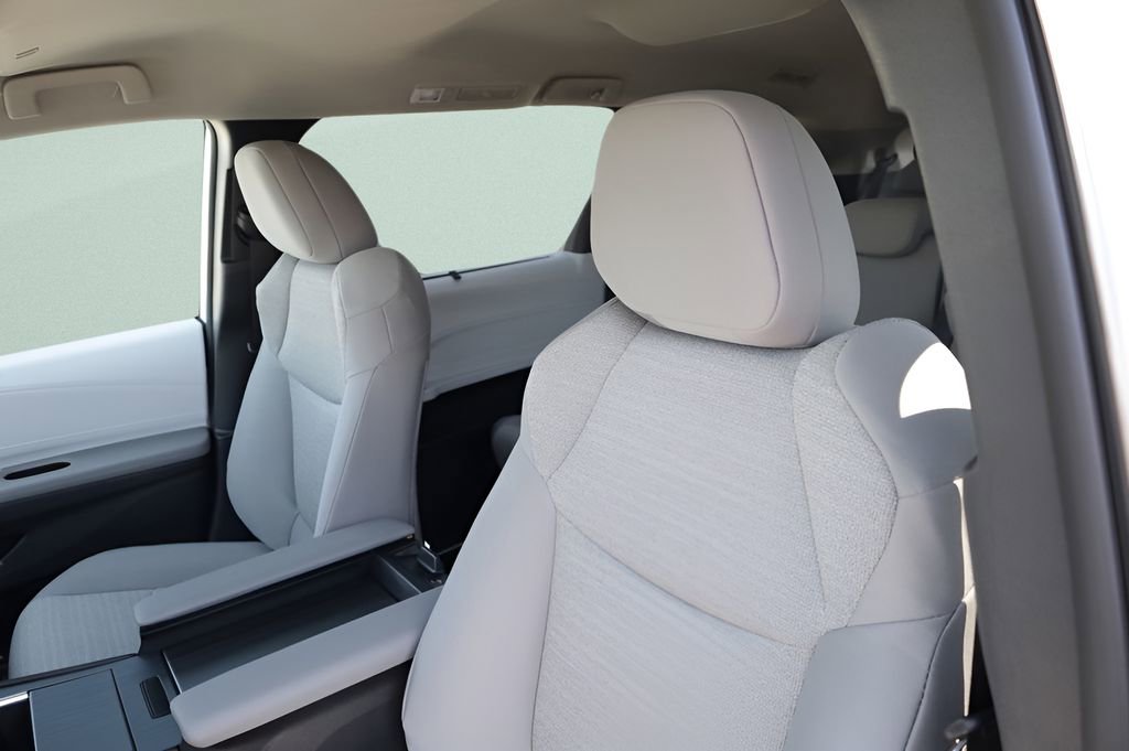 New 2026 Toyota Sienna LE FWD image 8