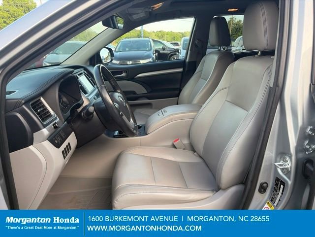 Used 2017 Toyota Highlander XLE w/ Carpet Mat Package AWD/4WD image 15