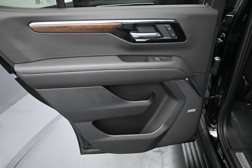 Used 2025 Chevrolet Tahoe High Country AWD/4WD image 17
