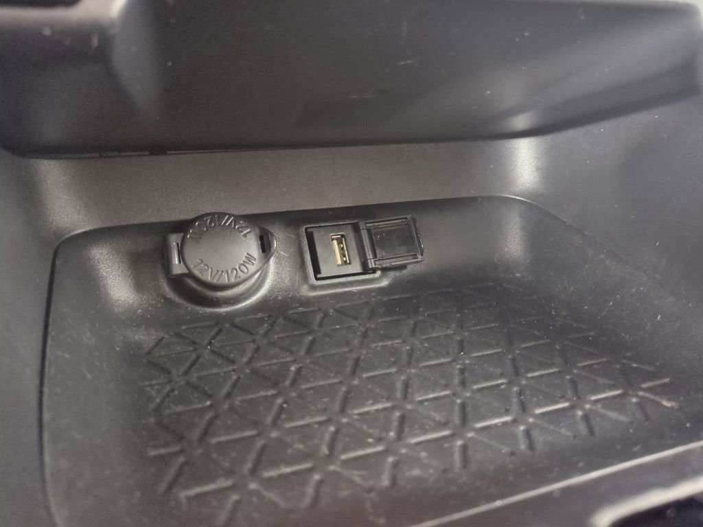 Used 2020 Toyota RAV4 XLE w/ Convenience Package FWD image 27