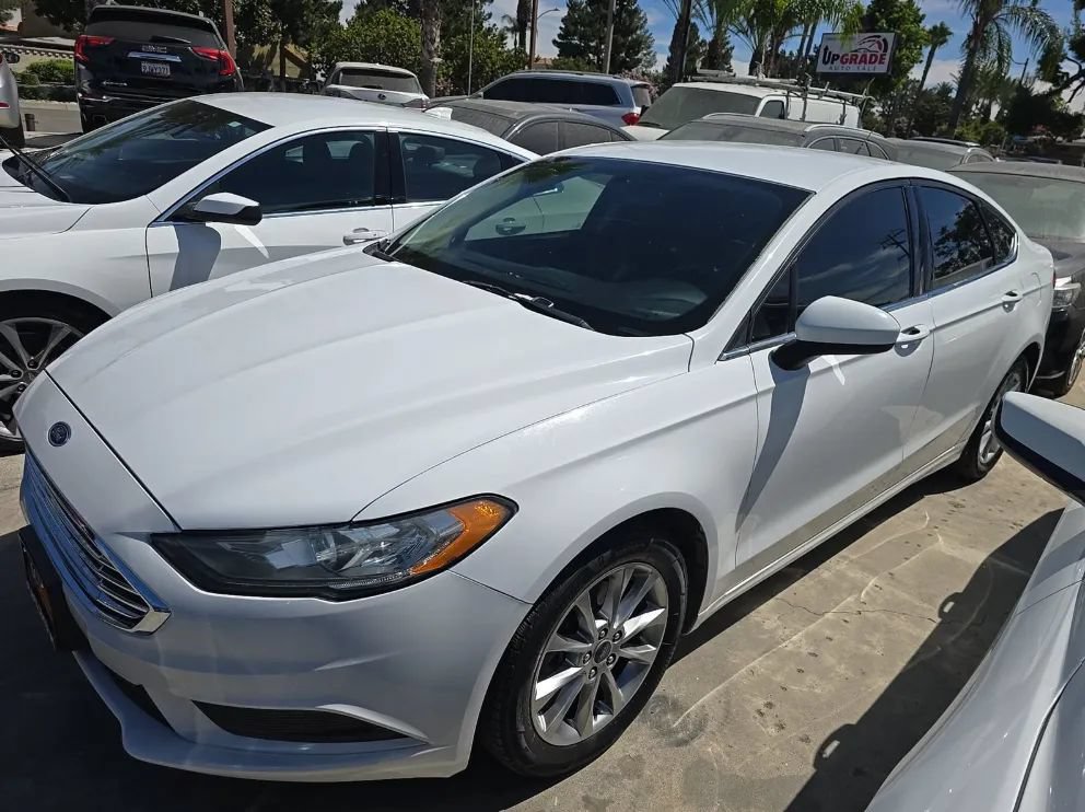 Used 2017 Ford Fusion SE w/ Fusion SE Technology Package FWD image 1