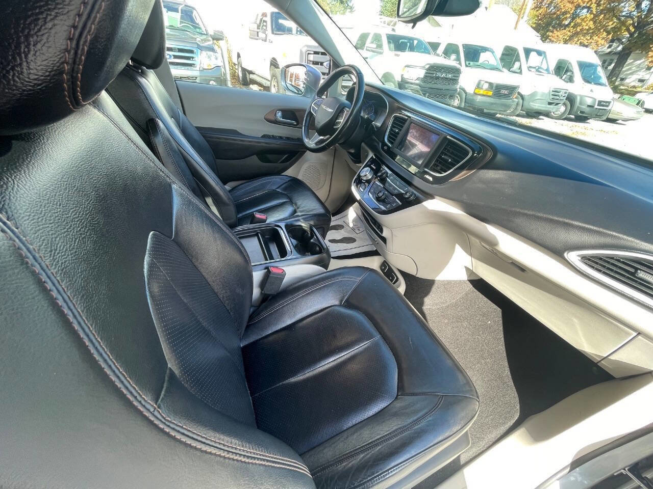 Used 2018 Chrysler Pacifica Touring-L image 32