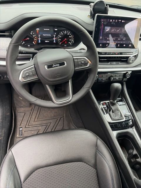 Used 2024 Jeep Compass Latitude image 14