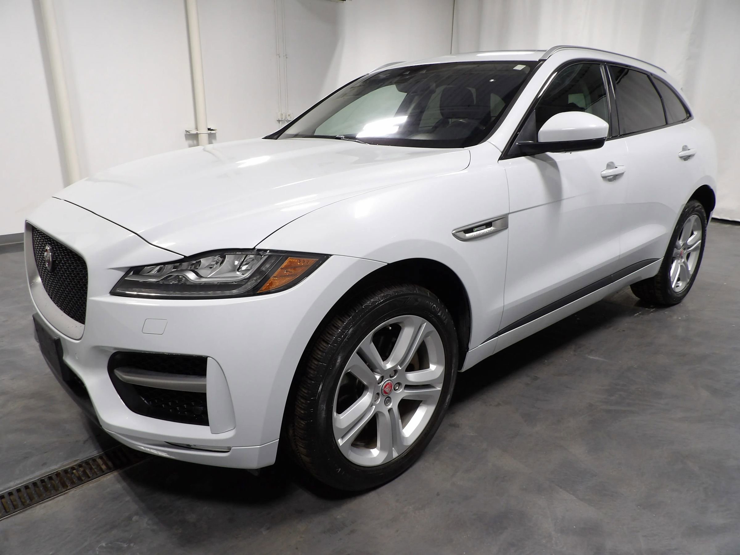 Used 2018 Jaguar F-PACE R-Sport image 5