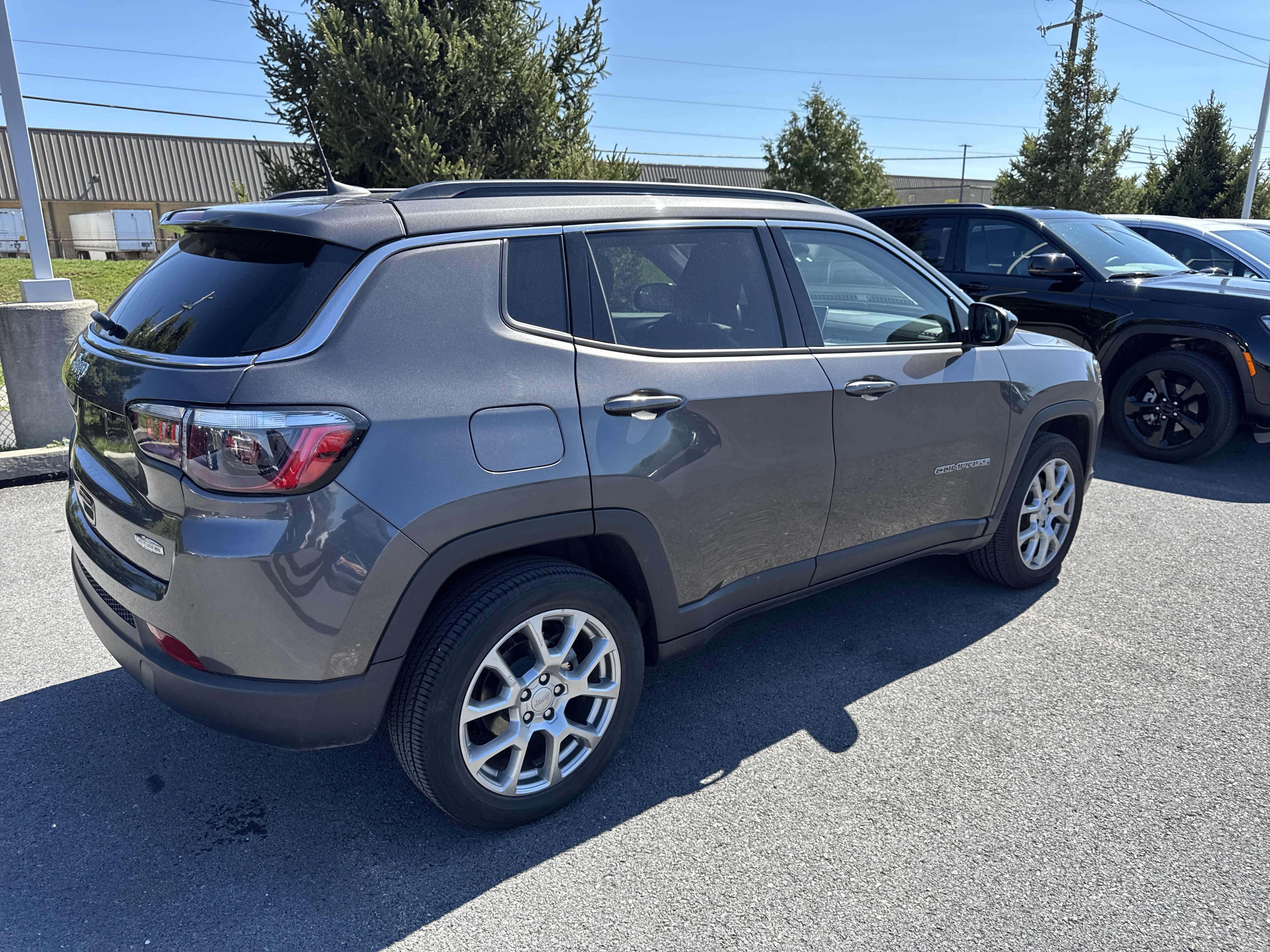 Used 2022 Jeep Compass Latitude image 28