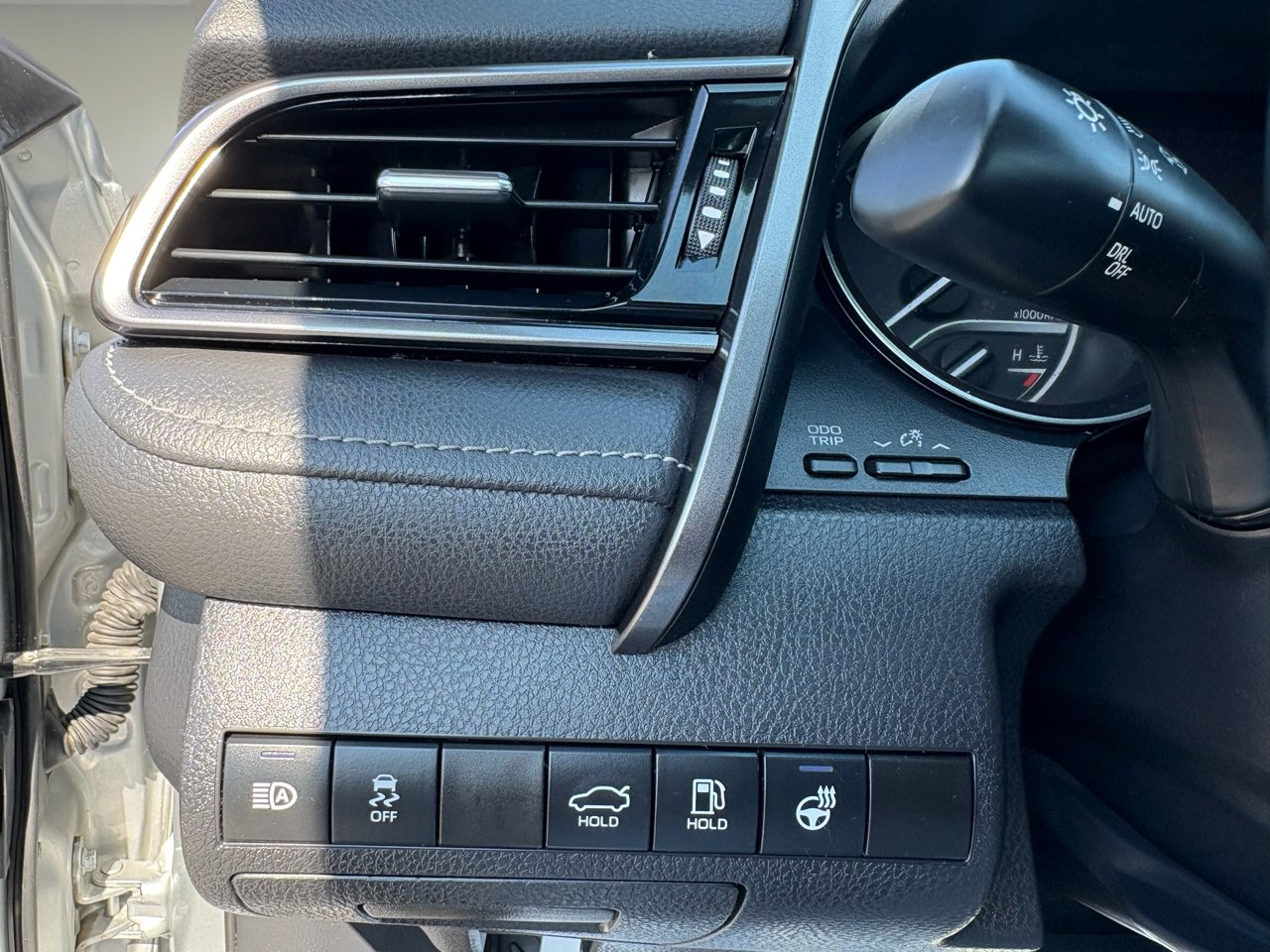 Used 2022 Toyota Camry SE w/ Cold Weather Package image 32