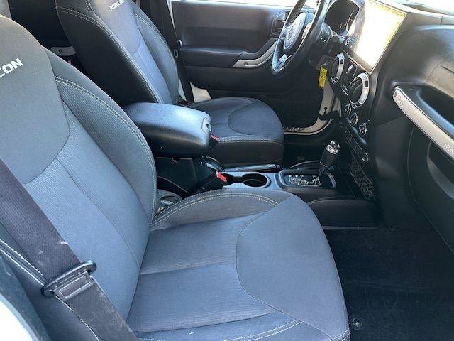 Used 2016 Jeep Wrangler Unlimited Rubicon w/ Connectivity Group AWD/4WD image 16