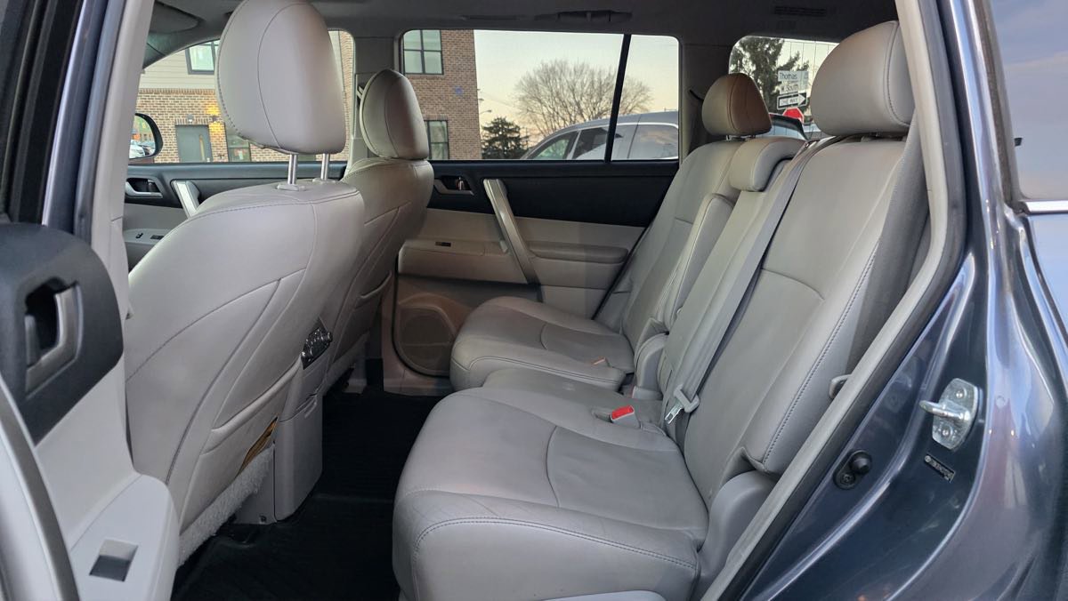 Used 2012 Toyota Highlander SE w/ Tow Pkg image 12